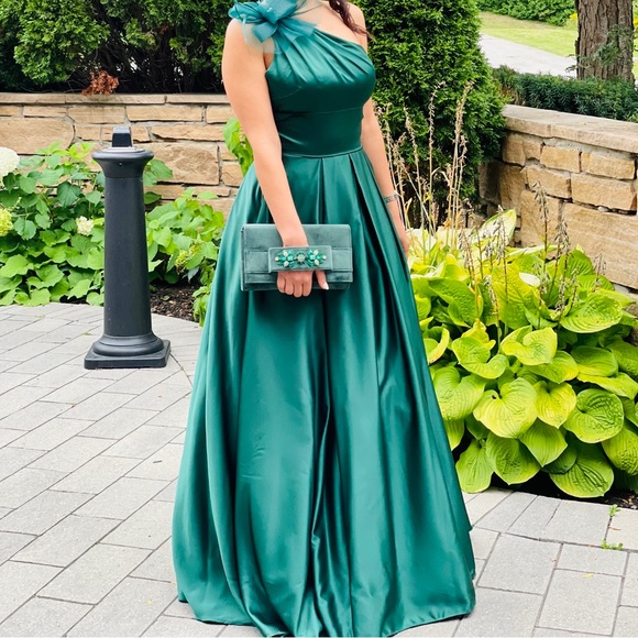 Melanie Lyne gorgeous jade ball gown with a removable brooch - worn once only - Picture 1 of 5